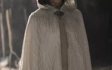 Соноя Мизуно е Мисария, която идва във Вестерос без нищо, но се издига бързо.