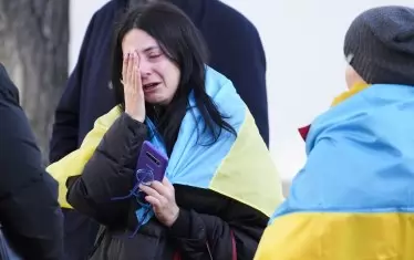 Вместо да се възпозва от предимството на позицията си, Володимир Зеленски живее в същия ужас и лишения, които неговият народ е принуден да понася. 