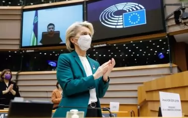 Урсула фон дер Лайен по време на реч на Зеленски пред европейските лидери.