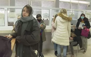 Мобилен екип на Агенцията за бежанците регистрира бежанци в Бургас, за да не се разкарват до някой от едва четирите  центрове за тази цел у нас.