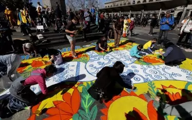 Художници пресъздават творбата "Гълъбът е разперил криле и моли за мир" от Мария Примаченко по време на протест срещу руската агресия в Украйна в Сан Франциско, Калифорния, САЩ.