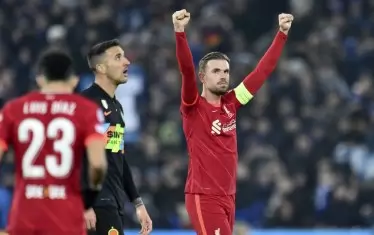 Капитанът на "Ливърпул" Джордан Хендерсън е вдигнал триумфално ръце - въпреки поражението мърсисайдци са на 1/4-финал в Шампионската лига.