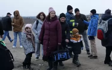 Бежанци от район, населен с етнически българи. Жени и деца почти без багаж. Имат нужда от храна и подслон. Малко средства, за да платят режийните си, телефон и интернет - за да са във връзка със семействата си. Не е много за страна, която десетилетия наред уж ги зове да се върнат в Родината.