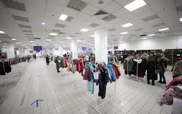  В моловете има специални магазини за бежанци, където те могат да вземат безплатно дрехите и обувките, от които имат нужда.