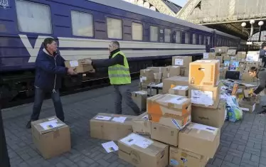  Доброволци сортират поредната порция дарения за бежанци.