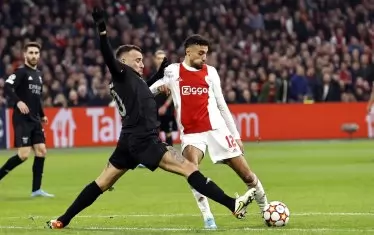 Аржентинският капитан на "Бенфика" Николас Отаменди (вляво) блокира шут на мароканския бранител на "Аякс" Нусари Мазрауи, оказал се на стрелкова позиция.