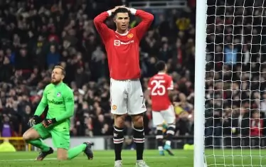 Кристиано Роналдо се държи за главата, а вратарят на "Атлетико" Ян Облак си отдъхва след пропуск на Джейдън Санчо (№25), лишил "Манчестър Юнайтед" от изравнителен гол.