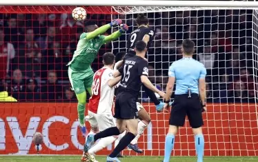 Уругвайският централен нападател Дарвин Нунес (№9) е преодолял с глава камерунския вратар на нидерландския гранд Андре Онана, отбелязвайки победния гол за португалците в Амстердам.