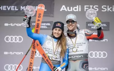 София Годжа и Александър Аамод Килде позират с малките кристални глобуси като шампиони при жените и мъжете в най-скоростната от алпийските дисциплини през сезон 2021-2022 г.