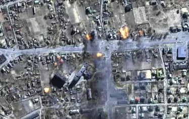  Сателитни снимки, разпространени от Maxar Technologies, показват белезите на войната отвисоко. На сн. - горящи домове в Чернигов