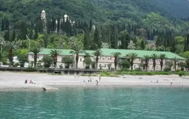 Кавказките планини се спускат към Черно морe. 