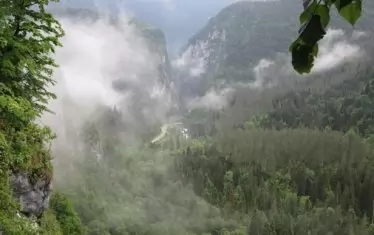  Поглед към склоновете и долините на планината Кавказ, над езерото Рица. 