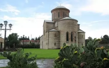  Патриаршеският храм в Пицунда, където според легендата е погребан св. Йоан Златоуст. 