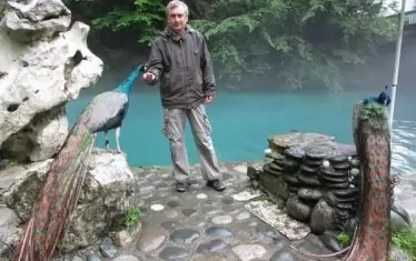  Авторът с пауни на брега на Синьото езеро. 