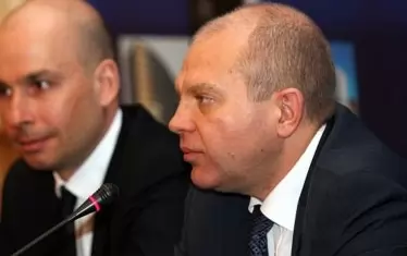 2012 г. Шефът на УС на ВТБ Юрий Соловьов (вдясно) и Атанас Бостанджиев обявяват, че "ВТБ капитал" ще е спонсор на ФК "Левски".
На 24 февруари т.г. - деня, в който Русия нахлу в Украйна, Соловьов е напуснал банката. Причините не се съобщават.