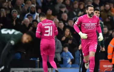 Резервният вратар на "Манчестър Сити" Скот Карсън (вдясно) влиза на терена, след като мениджърът Хосеп Гуардиола направи жест и го пусна на мястото на Едерсон, за да може 36-годишният англичанин да запише рекорд.