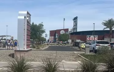 Стадион "Слоун Парк" в Меса, Аризона - пролетният дом на трикратните шампиони в МЛБ.