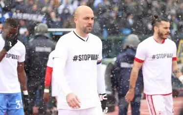 Преди мача и двата отбора излязоха с фланелки с надписи "Спрете войната".