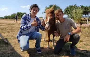 Приятелите Александър (вляво) и Виктор в конната база в с. Войнеговци.