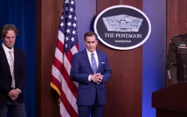  Говорителят на Пентагона Джон Кърби (в средата)