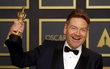 Кенет Брана с наградата си за оригинален сценарии за „Белфаст“
