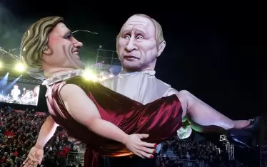 Актьорът в обятията на руския президент —като кукли на  135-ото издание на годишния  карнавален парад в Ница, Франция, през февруари 2019 г.