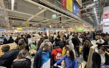 Последният ден от работата на ИКЕА доведе до струпване на стотици руснаци, желаещи да закупят стоки