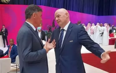 В същото време шефът на БФС Борислав Михайлов е на конгрес на ФИФА в Катар и дори се похвали с разговора си с президента на световната футболна асоциация Джани Инфантино (вдясно).