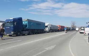  Официална забрана за износ на зърно няма, но търговците твърдят, че износът е силно затруднен.Натоварени кораби и камиони по границите стоят с дни заради всевъзможни проверки.