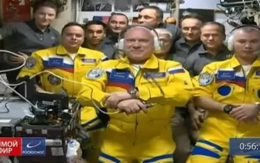 Руски космонавти в МКС се появиха в жълто-сини екипи