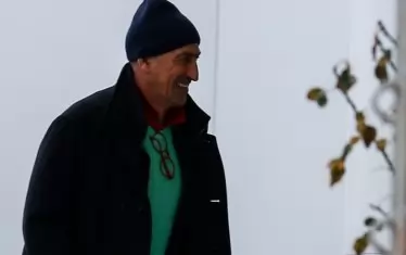 Членът на Изпълкома на БФС Йордан Лечков пристига за заседанието с познатата си широка усмивка и още по-характерната си зимна шапка.