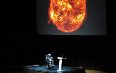  Стивън Хокинг по време на поредната си публична лекция. 