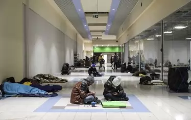 Пространството пред магазин "Теско" в полския град Пшемишъл е превърнато в бежански лагер за идващите от Украйна.