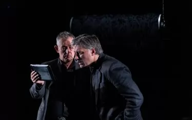 Михаил Билалов и Владо Карамазов в "Опашката" - спектакъл на Плевенския театър по романа на З. Карабашлиев.