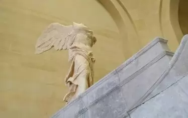  Нике - крилатата богиня от Самотраки е една от трите най-големи забележителности в Лувъра