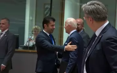  Премиерът Кирил Петков размени няколко думи с Джо Байдън на влизане за заседанието