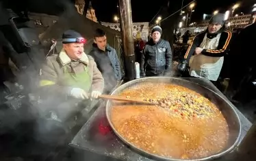 Испанският готвач и създател на неправителствената организация World Central Kitchen Хосе Андрес пристигна на границата между Украйна и Полша, за да създаде мобилни кухни и да осигури топла храна за хиляди украински жени и деца бежанци.