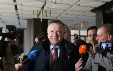 Изпълнителният директор на БФС Борислав Попов се опита да влезе при заседаващите, но не бе допуснат, което също бе лош знак за претенциите за демократичност и промяна в българския футбол.