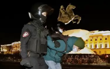 Неслучайно първите протести, още в първите часове на войната бяха в Русия. Това не е война на руснаците. На снимката - арест на протестиращ в Санкт Петербург