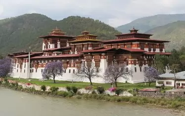 Пунакха Дзонг е един от най-старите и великолепни манастири крепости в страната.