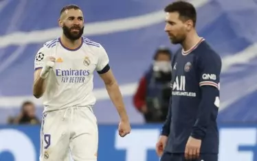 Карим Бензема (вляво) ликува покрай посърналия Лионел Меси след втория от трите си гола срещу "Пари Сен Жермен".