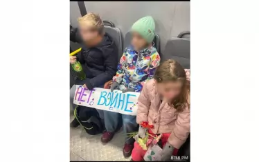 Деца от начално училище са били арестувани във вторник от полицията в Москва, защото са поднасяли цветя пред украинското посолство и са държали табели с надпис "Не на войната".

