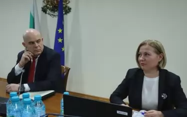 Главният прокурор опитва да омаловажи доводите на министъра на правосъдието Надежда Йорданова. Подмятанията му по адрес на твърденията й обаче не дават отговори на куп въпроси, свързани с професионализма и морала му.