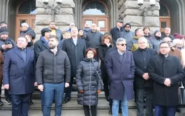 Главно депутати и общински съветници от ГЕРБ протестираха срещу задържането на Бойко Борисов.