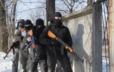 Украинци по време на военно обучение за цивилни, организирано от бойци на Грузинския национален легион в Киев, Украйна, 4 февруари 2022 г., докато напрежението още само ескалираше.