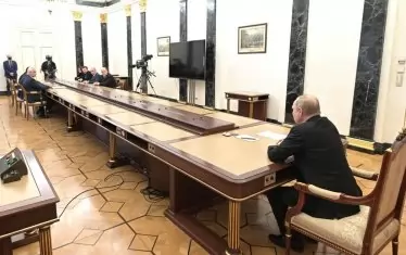 Пропастта, към която този човек тика страната си и цивилизацията въобще, е пропастта, в която вече е паднал той. На кадъра - в Кремъл Путин обсъжда с икономическите министри ситуацията