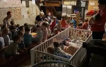 Деца са укрити в мазе в Харков, за да бъдат предпазени от ракетите на Путин, чиято цел е "денацификация" на украинците.