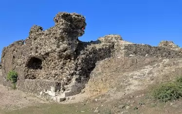 Пред входа на крепостта.