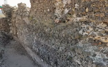  Една от най-запазените крепостни стени.