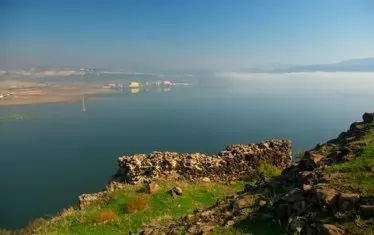 Панорамата, която се разкрива от Вишеград към язовир "Студен кладенец", е изумителна.